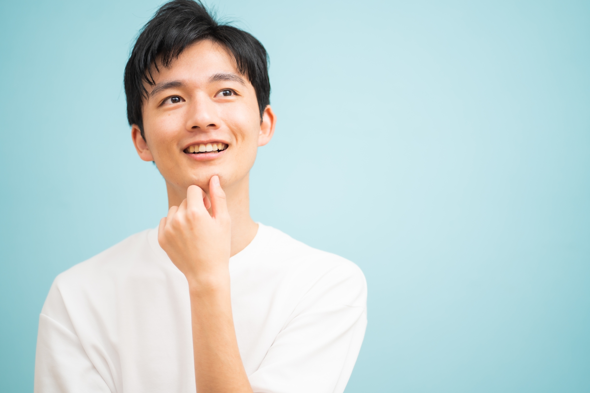爽やかな笑顔の若い男性