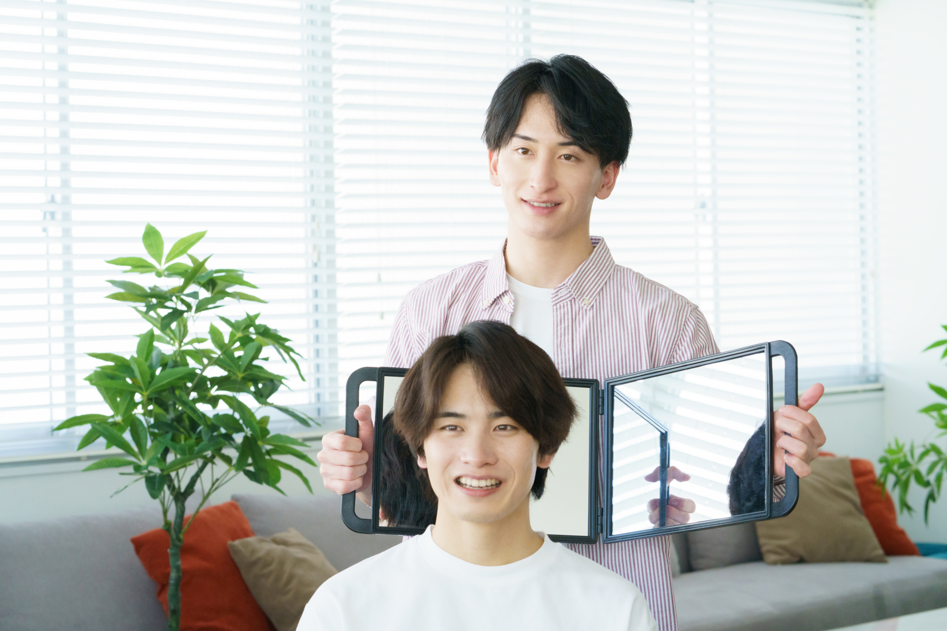 美容室で仕上がりを確認する男性
