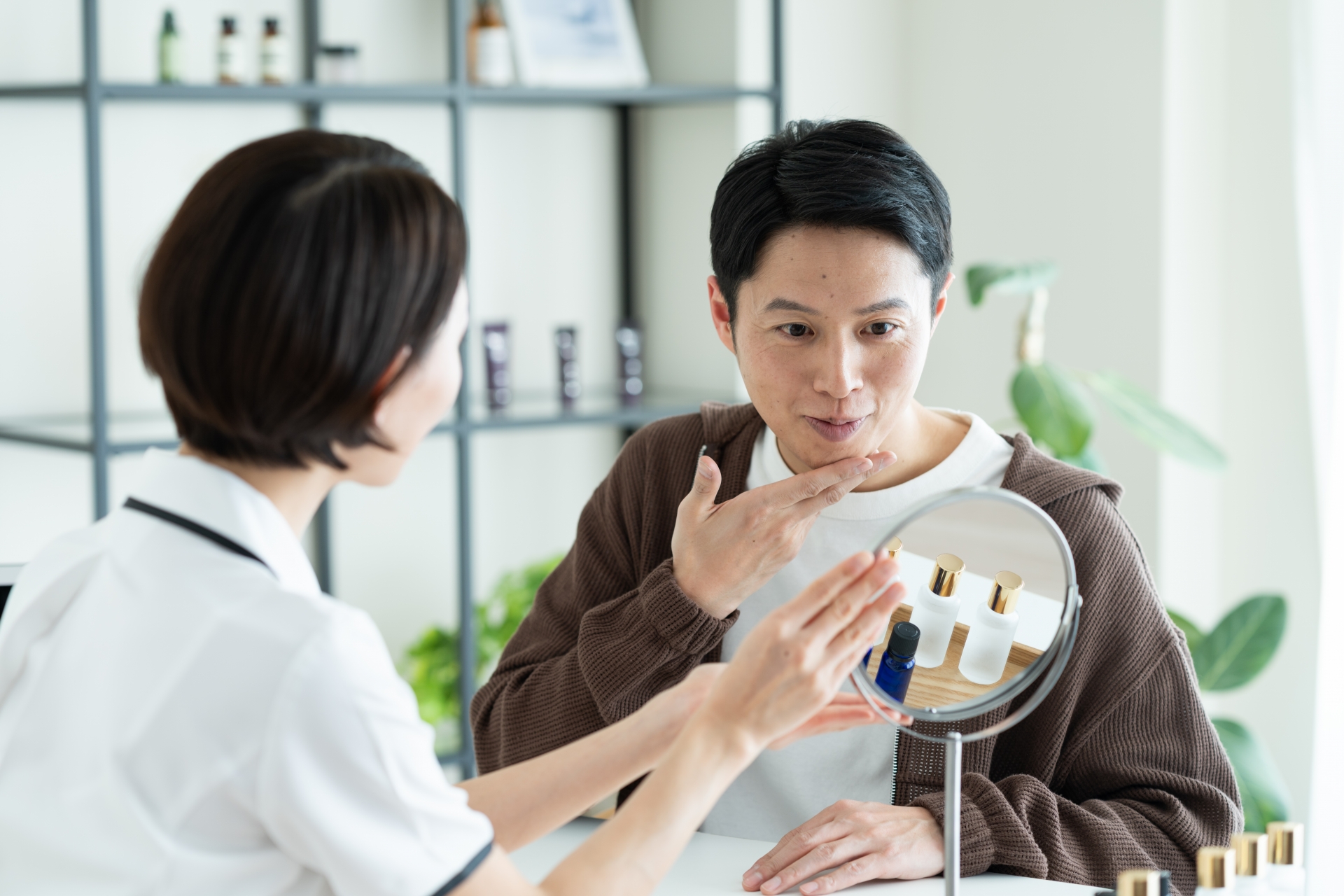 サロンでカウンセリングを受ける男性