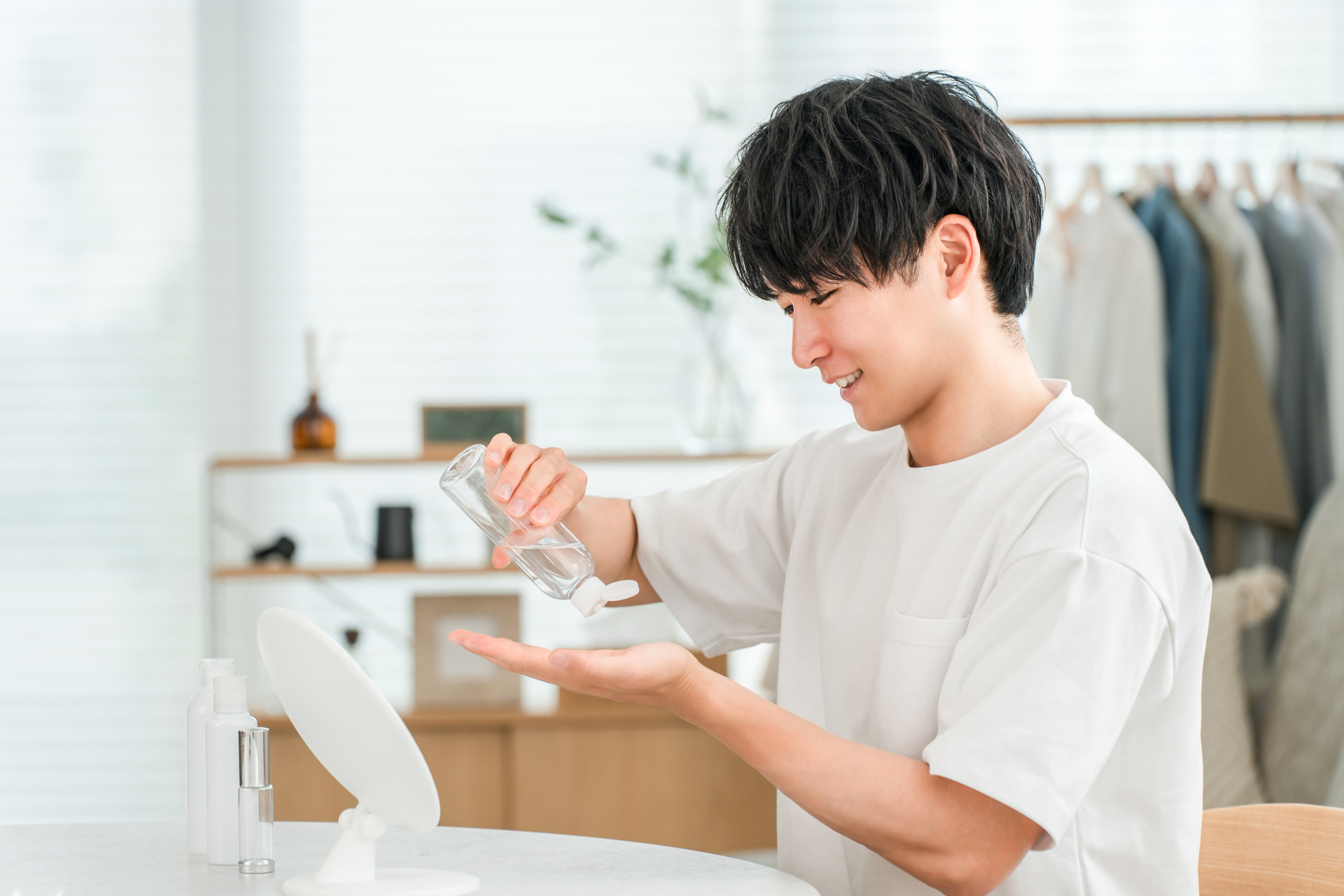 自宅でスキンケアをする男性