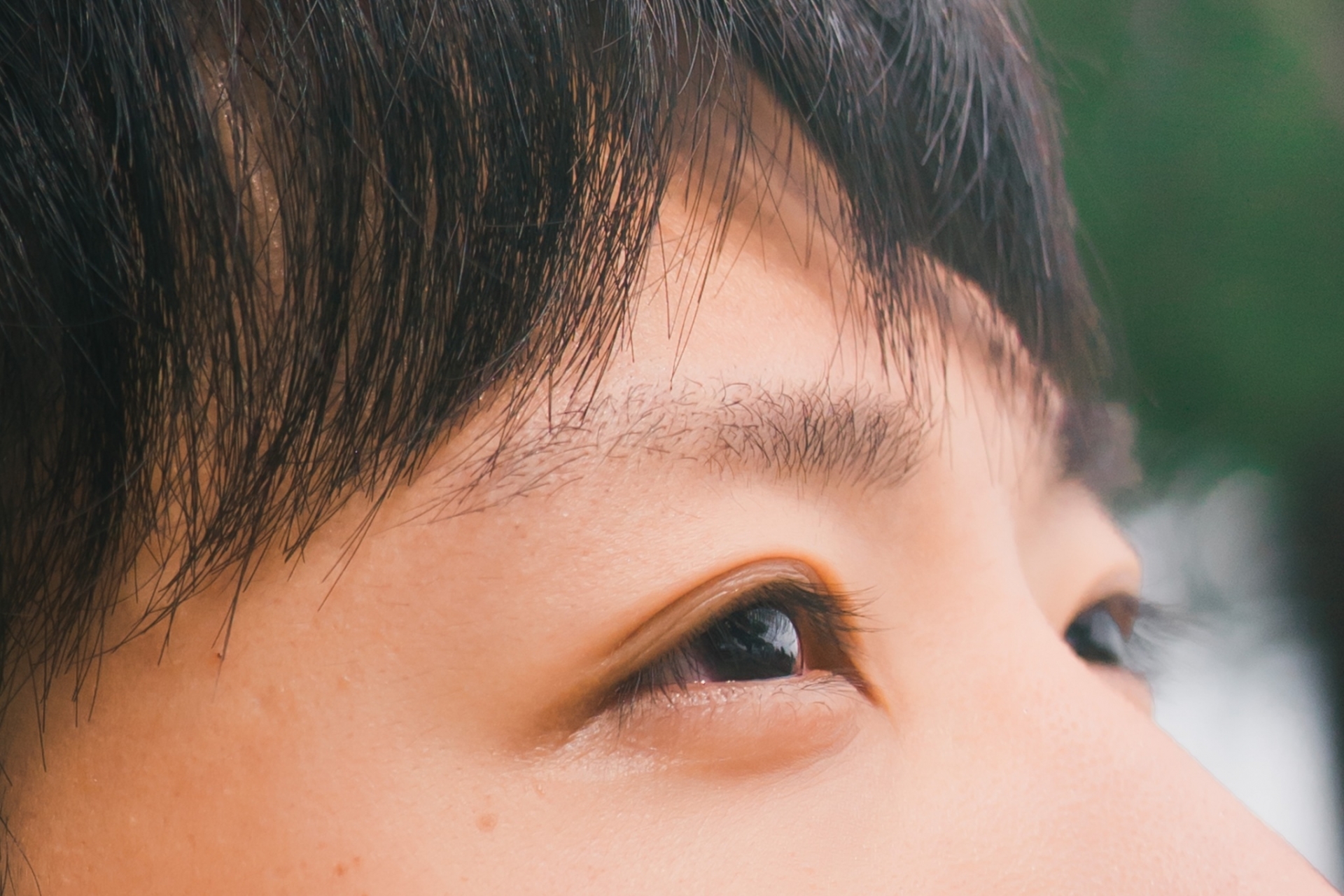 男性の目元と眉のアップ