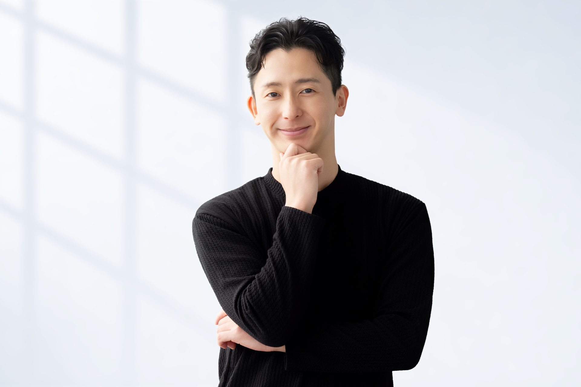 微笑みながら考える男性