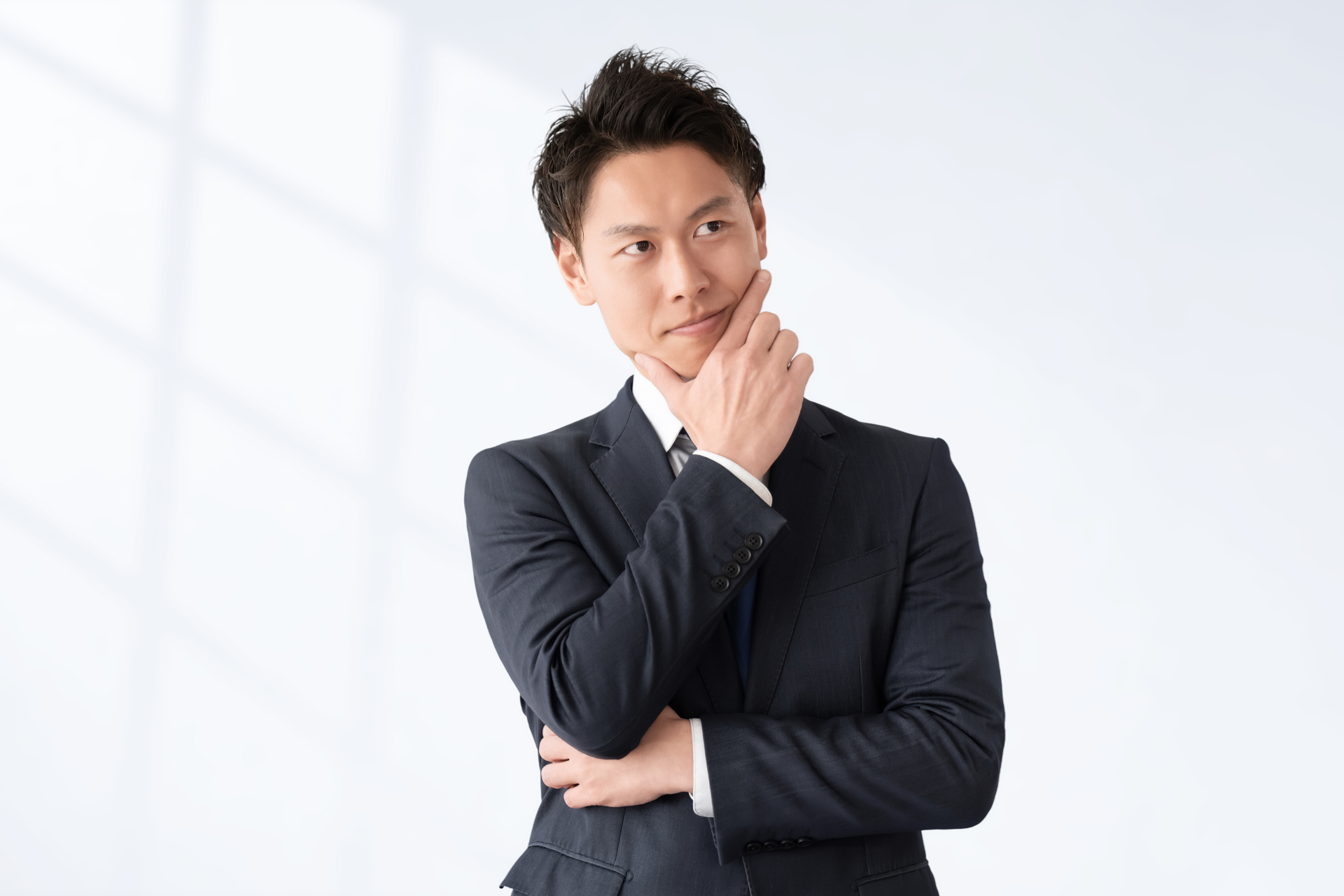 真剣な表情で考える男性ビジネスマン