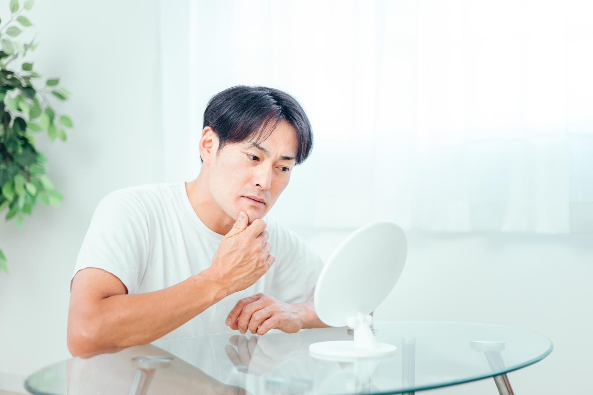 鏡の前で考える男性